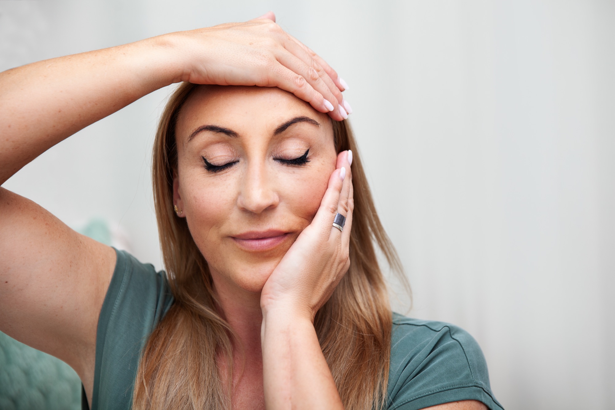 Face Yoga Übung – Hände an Stirn und Wange